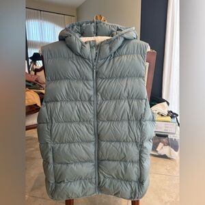 Aritzia TNA lightweight packable puff vest